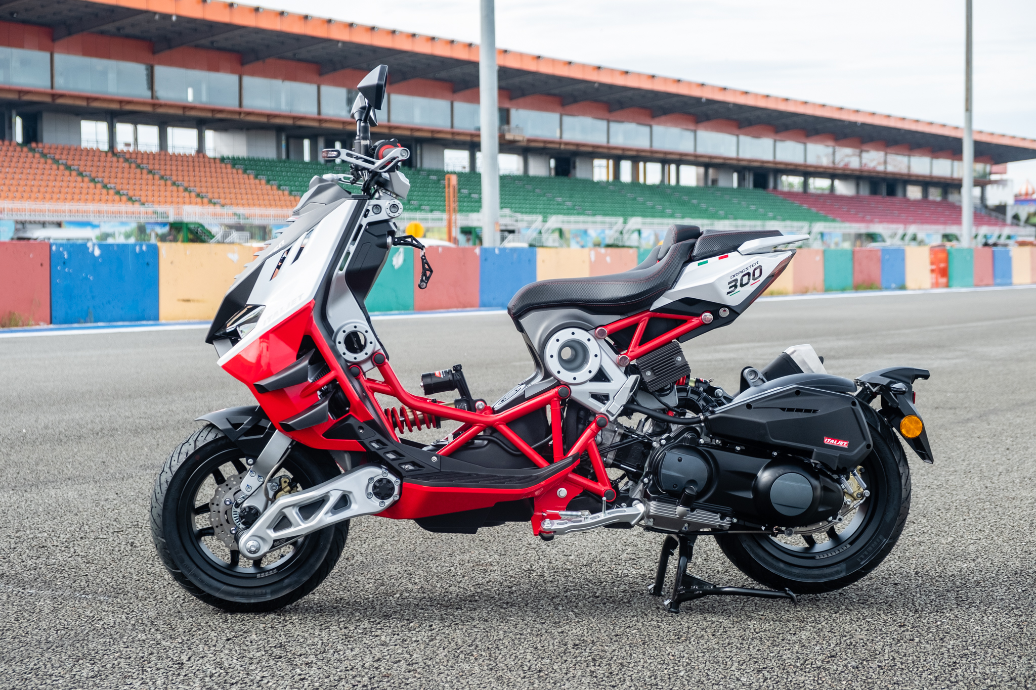 Italjet Dragster 300 ra mắt Việt Nam: Thiết kế lạ, giá dễ 200 triệu song cốp nhỏ, không có chìa khóa thông minh- Ảnh 3. Italjet Dragster 300 ra mắt Việt Nam: Thiết kế lạ, giá dễ 200 triệu song cốp nhỏ, không có chìa khóa thông minh- Ảnh 3.