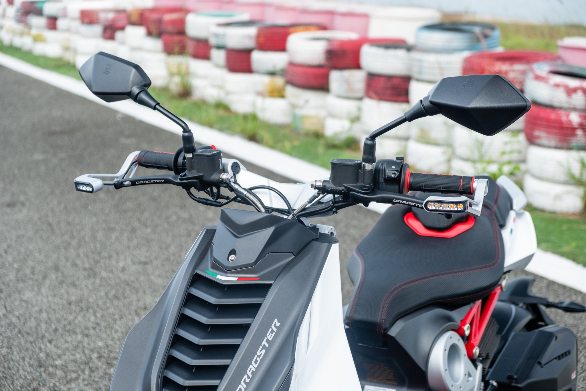 Italjet Dragster 300 ra mắt Việt Nam: Thiết kế lạ, giá dễ 200 triệu song cốp nhỏ, không có chìa khóa thông minh- Ảnh 10. Italjet Dragster 300 ra mắt Việt Nam: Thiết kế lạ, giá dễ 200 triệu song cốp nhỏ, không có chìa khóa thông minh- Ảnh 10.