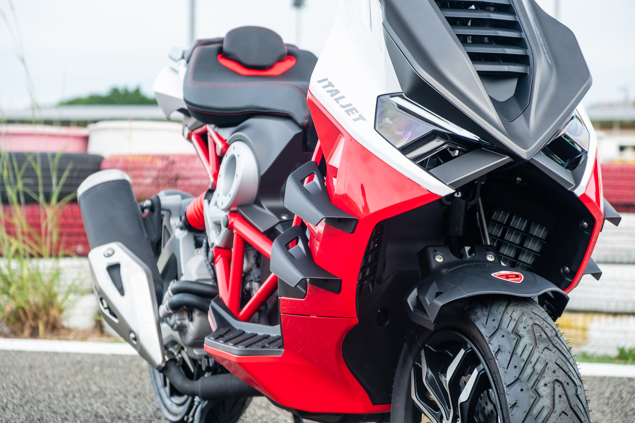 Italjet Dragster 300 ra mắt Việt Nam: Thiết kế lạ, giá dễ 200 triệu song cốp nhỏ, không có chìa khóa thông minh- Ảnh 9. Italjet Dragster 300 ra mắt Việt Nam: Thiết kế lạ, giá dễ 200 triệu song cốp nhỏ, không có chìa khóa thông minh- Ảnh 9.