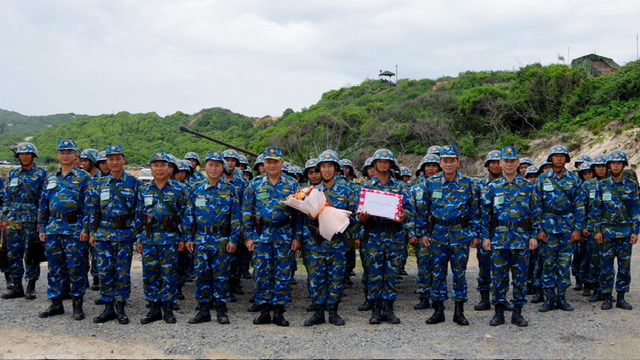 1. Trung tướng Nguyễn Văn Hiền Tư lệnh Quân chủng và Trung tướng Trần Ngọc Quyến Chính ủy Quân chủng tặng hoa chúc mừng các phân đội đã hoàn thành xuất sắc nhiệm vụ diễn tập.