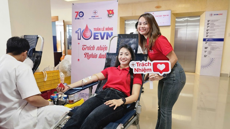 Tuần lễ hồng EVN lần thứ X: Đóng góp hơn 11.000 đơn vị máu- Ảnh 3. Tuần lễ hồng EVN lần thứ X: Đóng góp hơn 11.000 đơn vị máu- Ảnh 3.