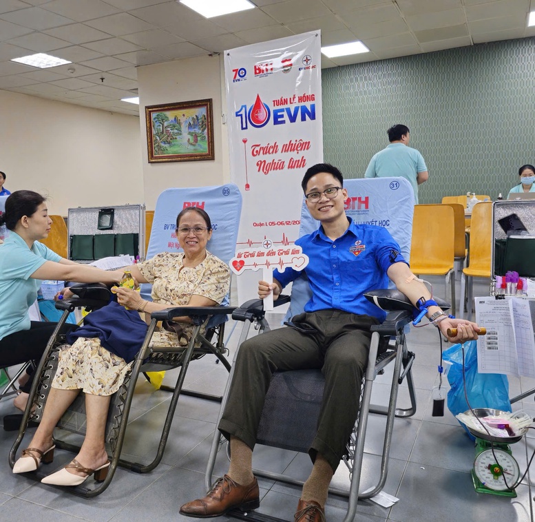 Tuần lễ hồng EVN lần thứ X: Đóng góp hơn 11.000 đơn vị máu- Ảnh 2. Tuần lễ hồng EVN lần thứ X: Đóng góp hơn 11.000 đơn vị máu- Ảnh 2.