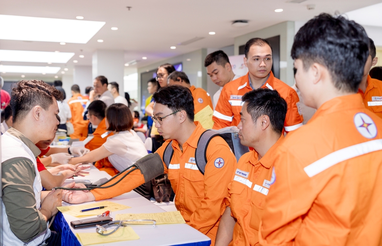 Tuần lễ hồng EVN lần thứ X: Đóng góp hơn 11.000 đơn vị máu- Ảnh 1. Tuần lễ hồng EVN lần thứ X: Đóng góp hơn 11.000 đơn vị máu- Ảnh 1.