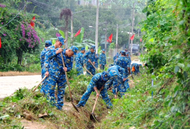 Cán bộ, chiến sĩ Sư đoàn 377 khơi thông cống rãnh, vệ sinh môi trường tại xã Sơn Tân, huyện Cam Lâm, tỉnh Khánh Hòa.