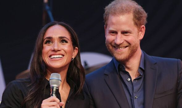 Chuyện t&igrave;nh "tam sao thất bản" của Harry v&agrave; Meghan, mỗi lần kể lại m&acirc;u thuẫn khiến người h&acirc;m mộ "chẳng biết đ&acirc;u m&agrave; lần"- Ảnh 1.