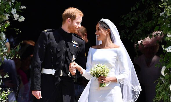 Chuyện t&igrave;nh "tam sao thất bản" của Harry v&agrave; Meghan, mỗi lần kể lại m&acirc;u thuẫn khiến người h&acirc;m mộ "chẳng biết đ&acirc;u m&agrave; lần"- Ảnh 3.