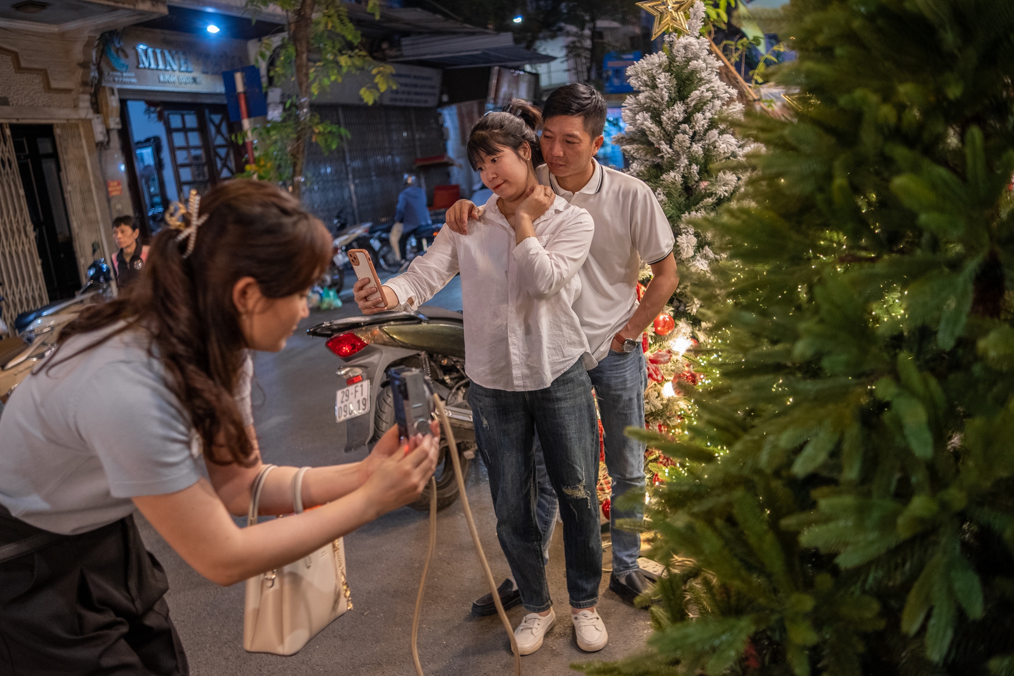 Ảnh: Khắp nơi ở H&agrave; Nội tr&agrave;n ngập kh&ocirc;ng kh&iacute; Gi&aacute;ng Sinh, l&ecirc;n phố chụp ảnh ngay th&ocirc;i!- Ảnh 6.