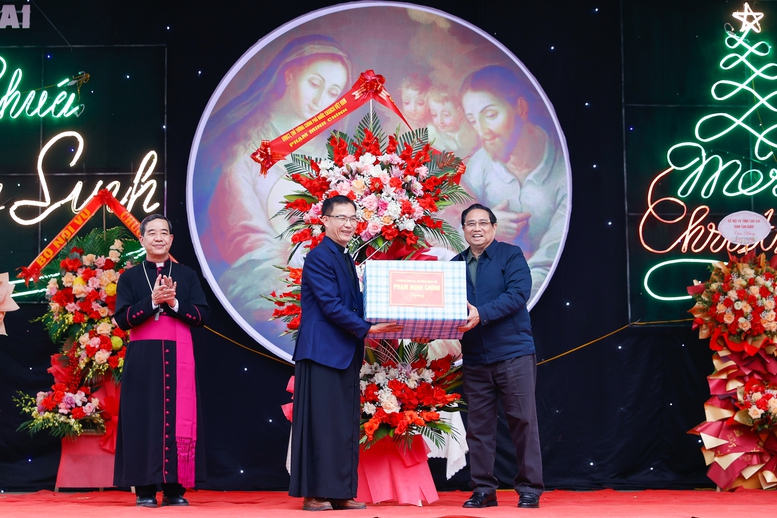 Thủ tướng ch&uacute;c mừng Gi&aacute;ng sinh tại Gi&aacute;o xứ L&agrave;o Cai- Ảnh 6.