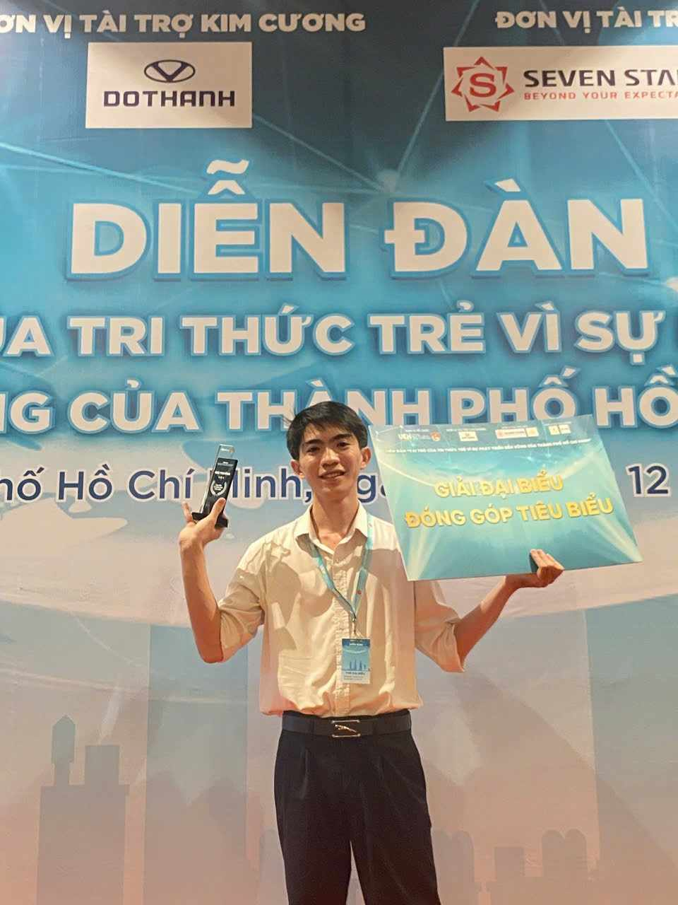 Chàng trai tặng máy đọc sách với yêu cầu viết bài luận 200 từ và câu chuyện xúc động phía sau: Hành trình trao gửi tri thức chạm tới trái tim hàng triệu người- Ảnh 2. Chàng trai tặng máy đọc sách với yêu cầu viết bài luận 200 từ và câu chuyện xúc động phía sau: Hành trình trao gửi tri thức chạm tới trái tim hàng triệu người- Ảnh 2.