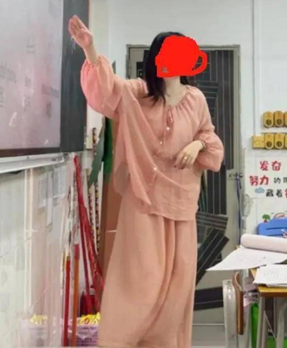 Gi&aacute;o vi&ecirc;n trẻ bức x&uacute;c v&igrave; mặc đẹp lại bị hiệu trưởng mời l&ecirc;n chỉnh đốn, nh&igrave;n bộ đồ c&ocirc; mặc, mọi người t&aacute;i mặt: "L&agrave;m tr&ograve; g&igrave; vậy?"- Ảnh 2.