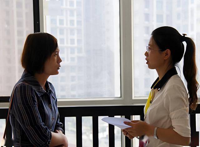Gi&aacute;o vi&ecirc;n trẻ bức x&uacute;c v&igrave; mặc đẹp lại bị hiệu trưởng mời l&ecirc;n chỉnh đốn, nh&igrave;n bộ đồ c&ocirc; mặc, mọi người t&aacute;i mặt: "L&agrave;m tr&ograve; g&igrave; vậy?"- Ảnh 4.