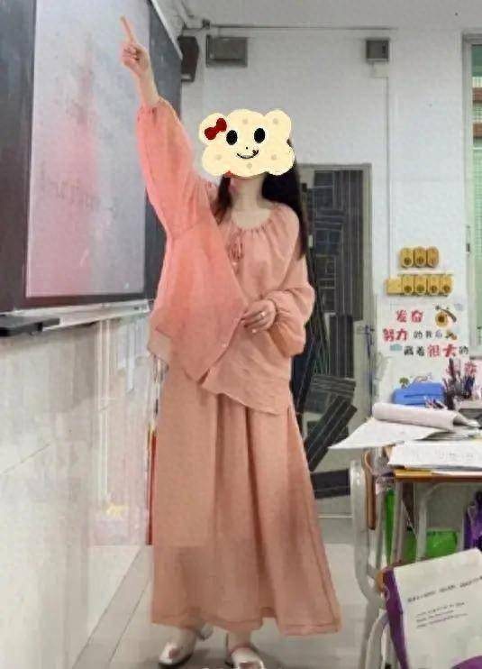 Gi&aacute;o vi&ecirc;n trẻ bức x&uacute;c v&igrave; mặc đẹp lại bị hiệu trưởng mời l&ecirc;n chỉnh đốn, nh&igrave;n bộ đồ c&ocirc; mặc, mọi người t&aacute;i mặt: "L&agrave;m tr&ograve; g&igrave; vậy?"- Ảnh 1.