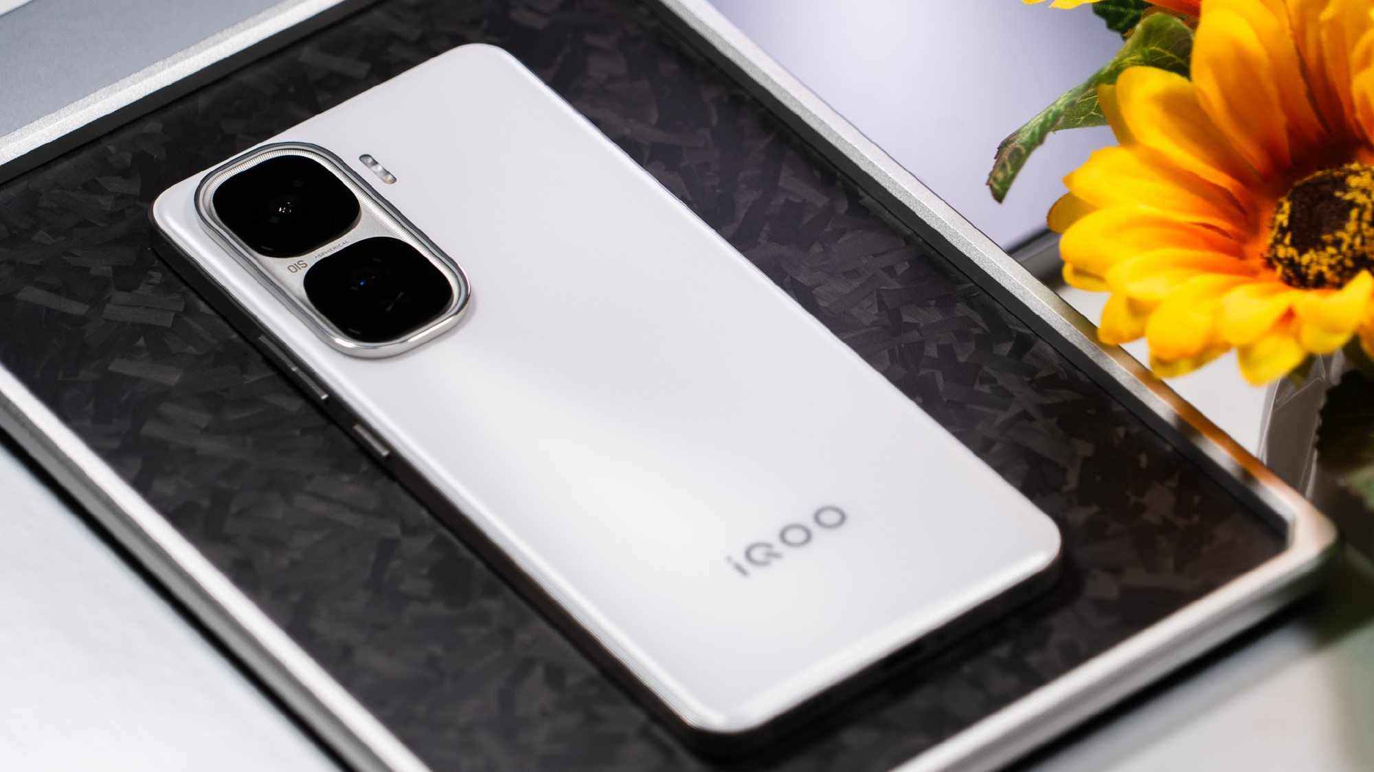 Điện thoại Dimensity 9400 giá rẻ nhất: Thiết kế đẹp, có vân tay siêu âm, pin 6.100mAh kèm sạc nhanh 120W mà giá chỉ bằng nửa OPPO Find X8 Pro- Ảnh 3. Điện thoại Dimensity 9400 giá rẻ nhất: Thiết kế đẹp, có vân tay siêu âm, pin 6.100mAh kèm sạc nhanh 120W mà giá chỉ bằng nửa OPPO Find X8 Pro- Ảnh 3.