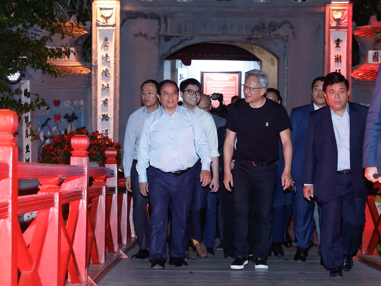 Thủ tướng c&ugrave;ng Chủ tịch NVIDIA thăm hồ Gươm, phố cổ, thưởng thức bia H&agrave; Nội- Ảnh 1.