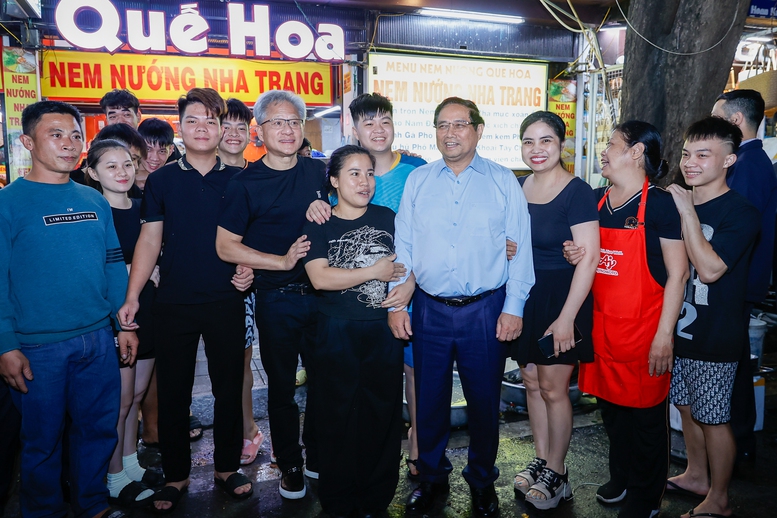 Thủ tướng c&ugrave;ng Chủ tịch NVIDIA thăm hồ Gươm, phố cổ, thưởng thức bia H&agrave; Nội- Ảnh 5.