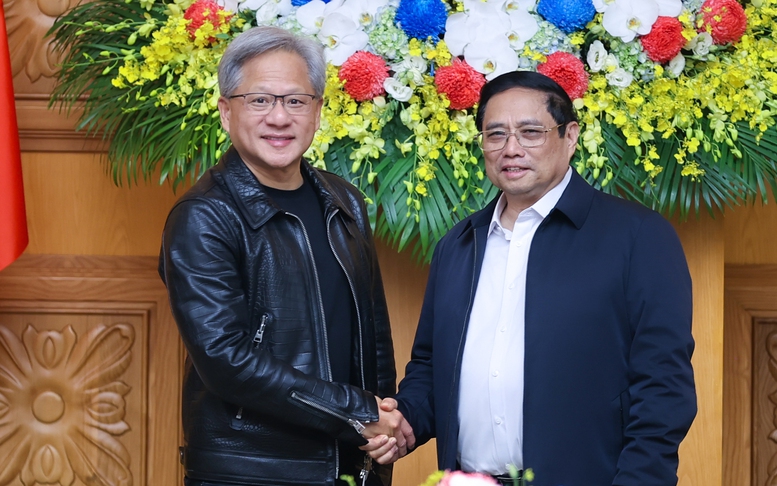 Thủ tướng c&ugrave;ng Chủ tịch NVIDIA thăm hồ Gươm, phố cổ, thưởng thức bia H&agrave; Nội- Ảnh 14.