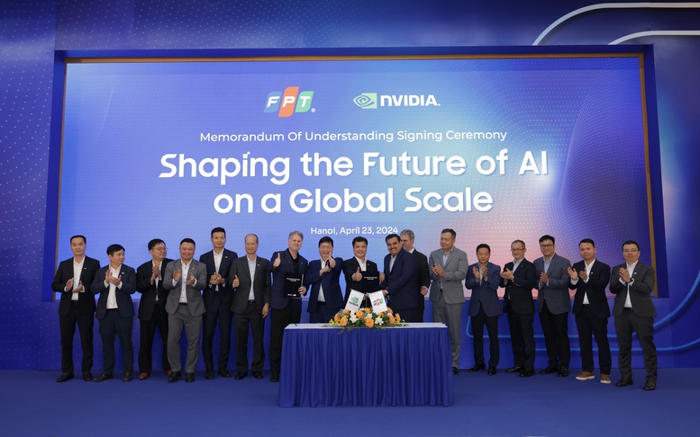 Thủ tướng c&ugrave;ng Chủ tịch NVIDIA thăm hồ Gươm, phố cổ, thưởng thức bia H&agrave; Nội- Ảnh 16.