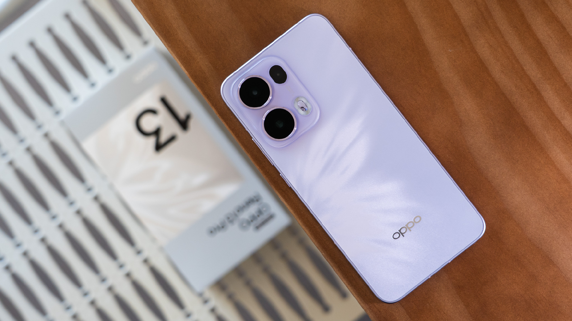 Trên tay OPPO Reno13 Pro sắp ra mắt tại Việt Nam: Thiết kế mới quá đẹp, chống nước IP69, camera chụp đẹp kèm pin 5.800mAh- Ảnh 2. Trên tay OPPO Reno13 Pro sắp ra mắt tại Việt Nam: Thiết kế mới quá đẹp, chống nước IP69, camera chụp đẹp kèm pin 5.800mAh- Ảnh 2.