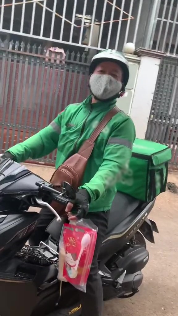 Câu chuyện viral "Cô gái đặt trà sữa, bất ngờ gặp shipper là bố mình": Gần 3 năm sau, người trong cuộc mới được "rửa tiếng oan"- Ảnh 1. Câu chuyện viral "Cô gái đặt trà sữa, bất ngờ gặp shipper là bố mình": Gần 3 năm sau, người trong cuộc mới được "rửa tiếng oan"- Ảnh 1.