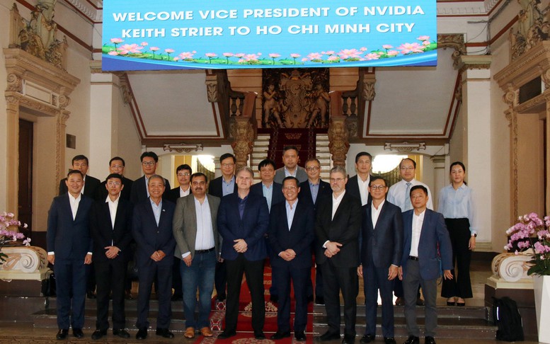 Thủ tướng c&ugrave;ng Chủ tịch NVIDIA thăm hồ Gươm, phố cổ, thưởng thức bia H&agrave; Nội- Ảnh 13.