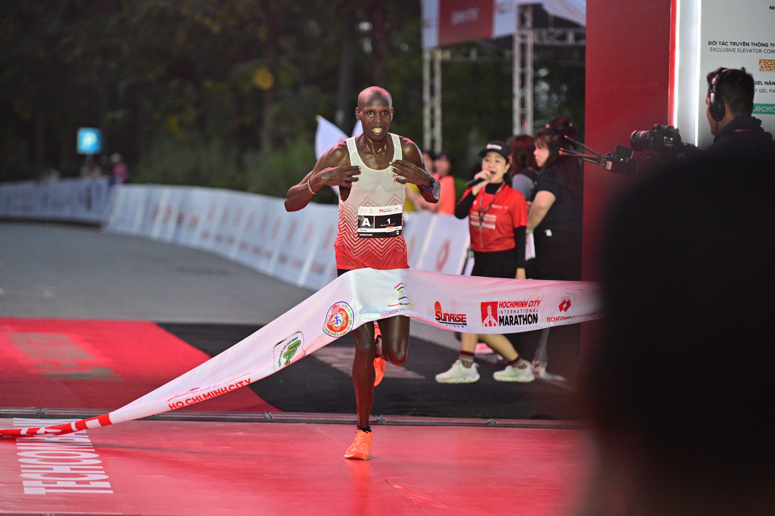 Edwin Kiptoo giành ngôi vô địch giải Marathon quốc tế thành phố Hồ Chí Minh Techcombank mùa thứ 7- Ảnh 2.