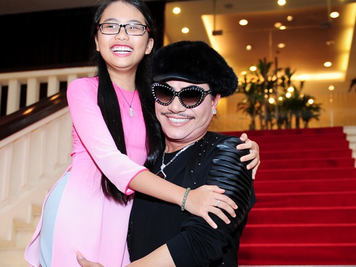 Nam ca sĩ quái dị có 9 con, 27 cháu: "Con cháu rất tự hào về tôi"- Ảnh 2. Nam ca sĩ quái dị có 9 con, 27 cháu: "Con cháu rất tự hào về tôi"- Ảnh 2.