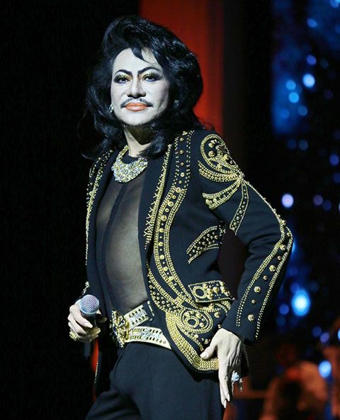 Nam ca sĩ quái dị có 9 con, 27 cháu: "Con cháu rất tự hào về tôi"- Ảnh 1. Nam ca sĩ quái dị có 9 con, 27 cháu: "Con cháu rất tự hào về tôi"- Ảnh 1.