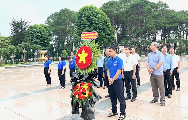 Đoàn đại biểu tổ chức dâng hương, dâng hoa tưởng niệm các anh hùng liệt sĩ tại nghĩa trang liệt sĩ tỉnh Đắk Lắk nhân kỷ niệm 77 năm Ngày Thương binh - Liệt sĩ.