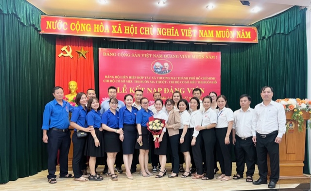 + Hình 4: Bí thư Chi bộ Siêu thị Buôn Ma Thuột Nguyễn Đỗ Thành Tài cùng các cán bộ, đảng viên Co.opmart Buôn Ma Thuột chụp hình lưu niệm cùng đảng viên mới Trần Thị Thành Nhân, Phó Giám đốc Co.opmart Buôn Ma Thuột.