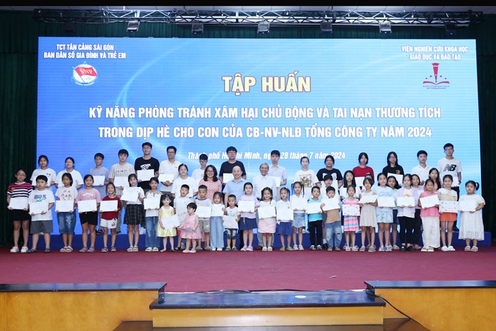 Ban tổ chức trao giấy chứng nhận cho học viên hoàn thành chương trình tập huấn.