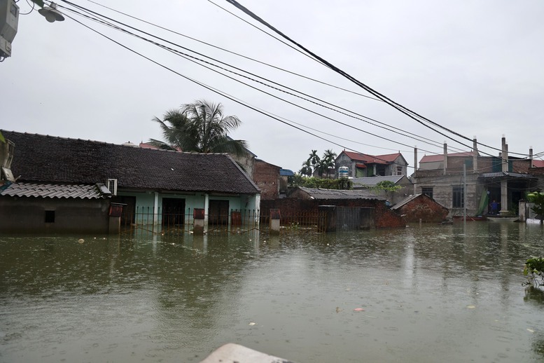 Phó Thủ tướng Lê Thành Long thăm người dân vùng "rốn lũ" của Hà Nội- Ảnh 5.