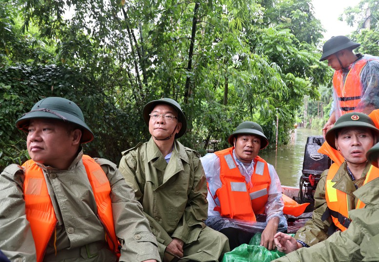 Phó Thủ tướng Lê Thành Long thăm người dân vùng "rốn lũ" của Hà Nội- Ảnh 1.