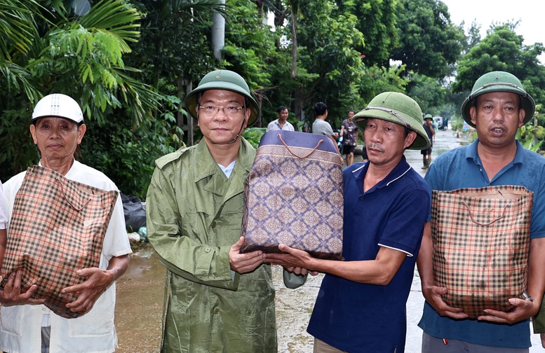 Phó Thủ tướng Lê Thành Long thăm người dân vùng "rốn lũ" của Hà Nội- Ảnh 4.