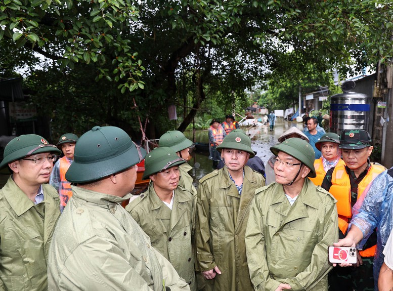 Phó Thủ tướng Lê Thành Long thăm người dân vùng "rốn lũ" của Hà Nội- Ảnh 3.