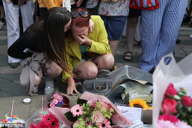 Hàng ngàn người bật khóc cầu nguyện cho các em nhỏ thiệt mạng trong vụ thảm sát kinh hoàng: "Vụ việc sẽ thay đổi mãi mãi thị trấn này"- Ảnh 10.