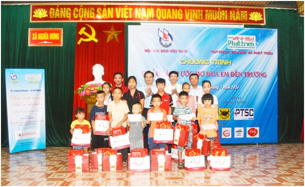 Chương trình "Chắp cánh ước mơ đưa em đến trường" – Tiếp thêm động lực cho trẻ em nghèo hiếu học- Ảnh 2.