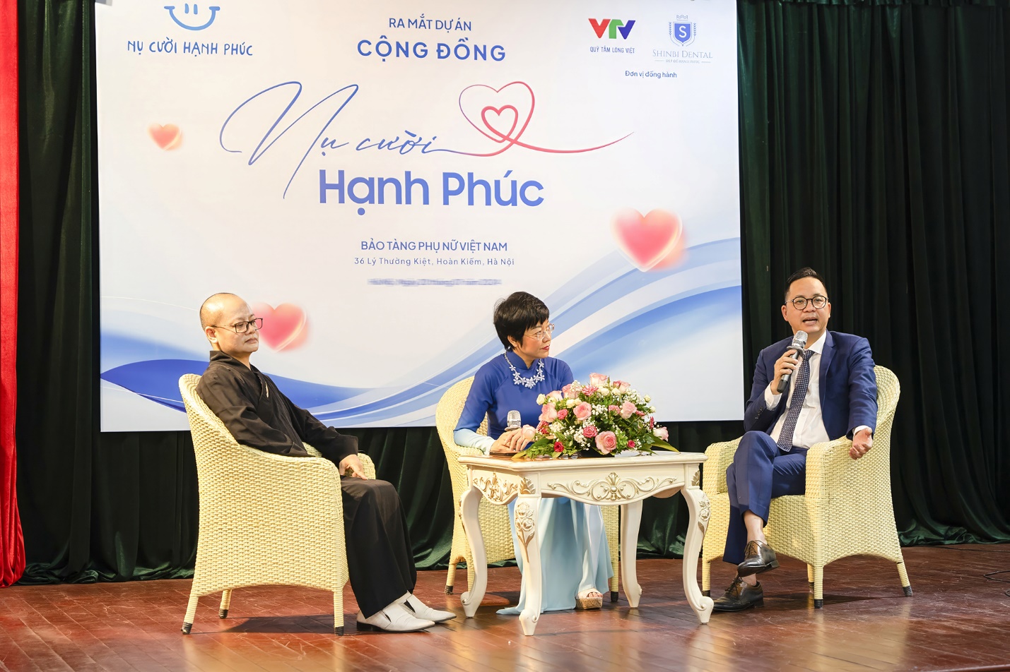 Bác sĩ Nguyễn Văn Hòa mang “Nụ cười hạnh phúc” đến với phụ nữ và trẻ em bị bạo hành- Ảnh 1.