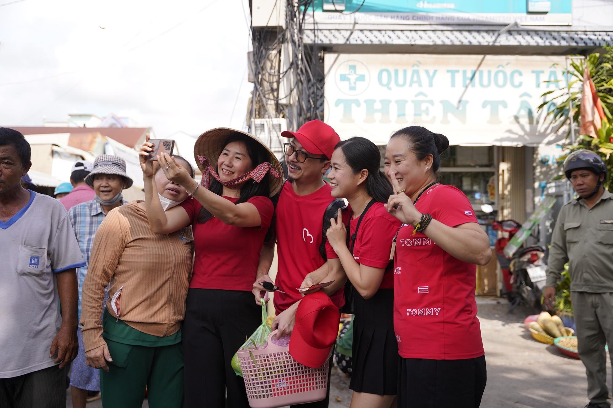 Hứa Minh Đạt hết lời khen ngợi bà xã: “Lâm Vỹ Dạ đi chợ 1 lần nhưng ăn đến 3 ngày”- Ảnh 1.