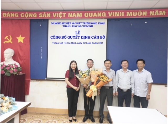 Phó Hiệu trưởng trường Trung cấp Kỹ thuật Nông nghiệp Thành phố Nguyễn Thị Liễu Kiều tặng hoa chúc mừng ông Lương Thế Phúc.