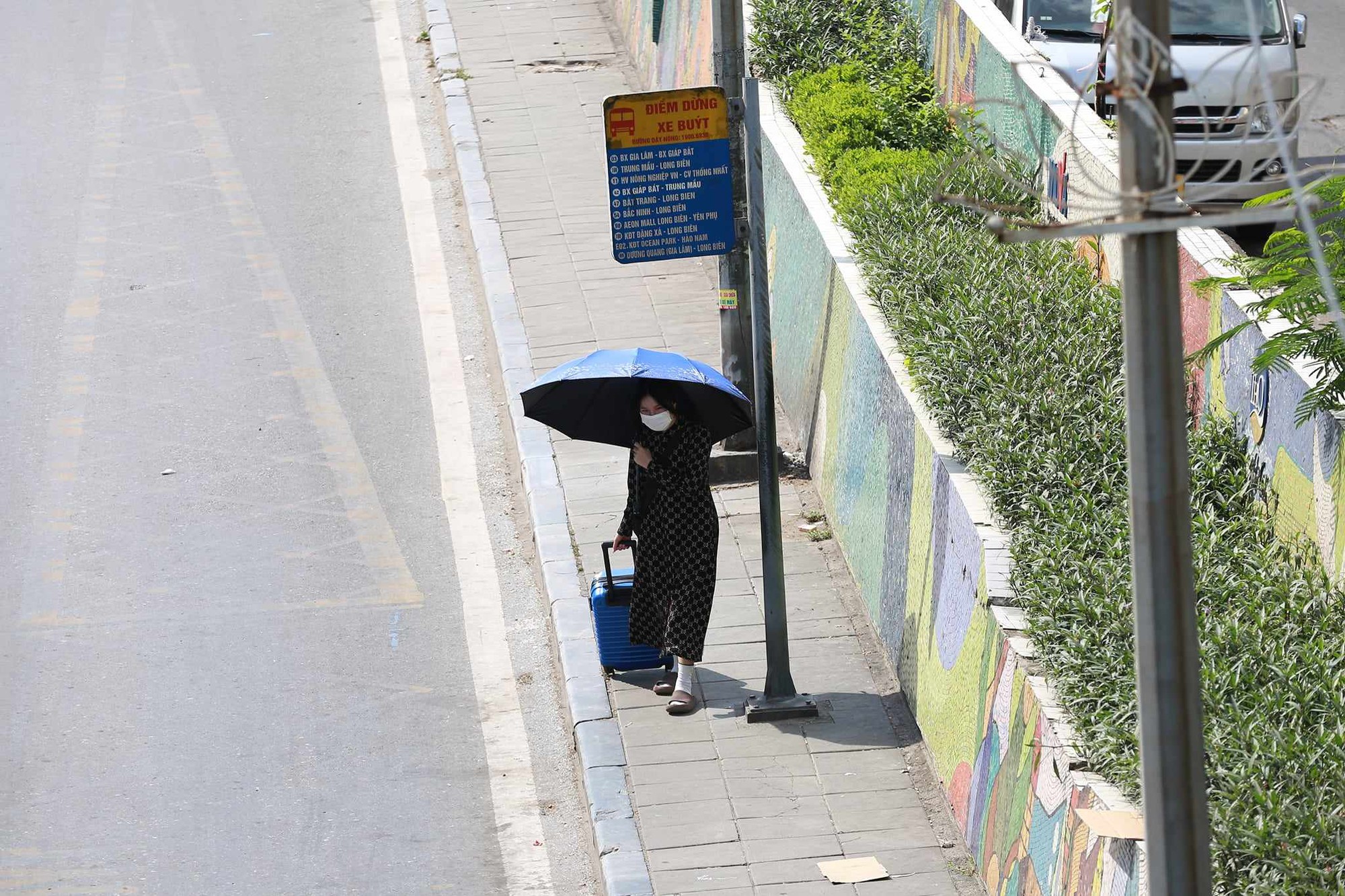 Hà Nội hôm nay nắng như chảo lửa, người lao động nhọc nhằn mưu sinh dưới cái nóng oi bức ngột ngạt- Ảnh 9.