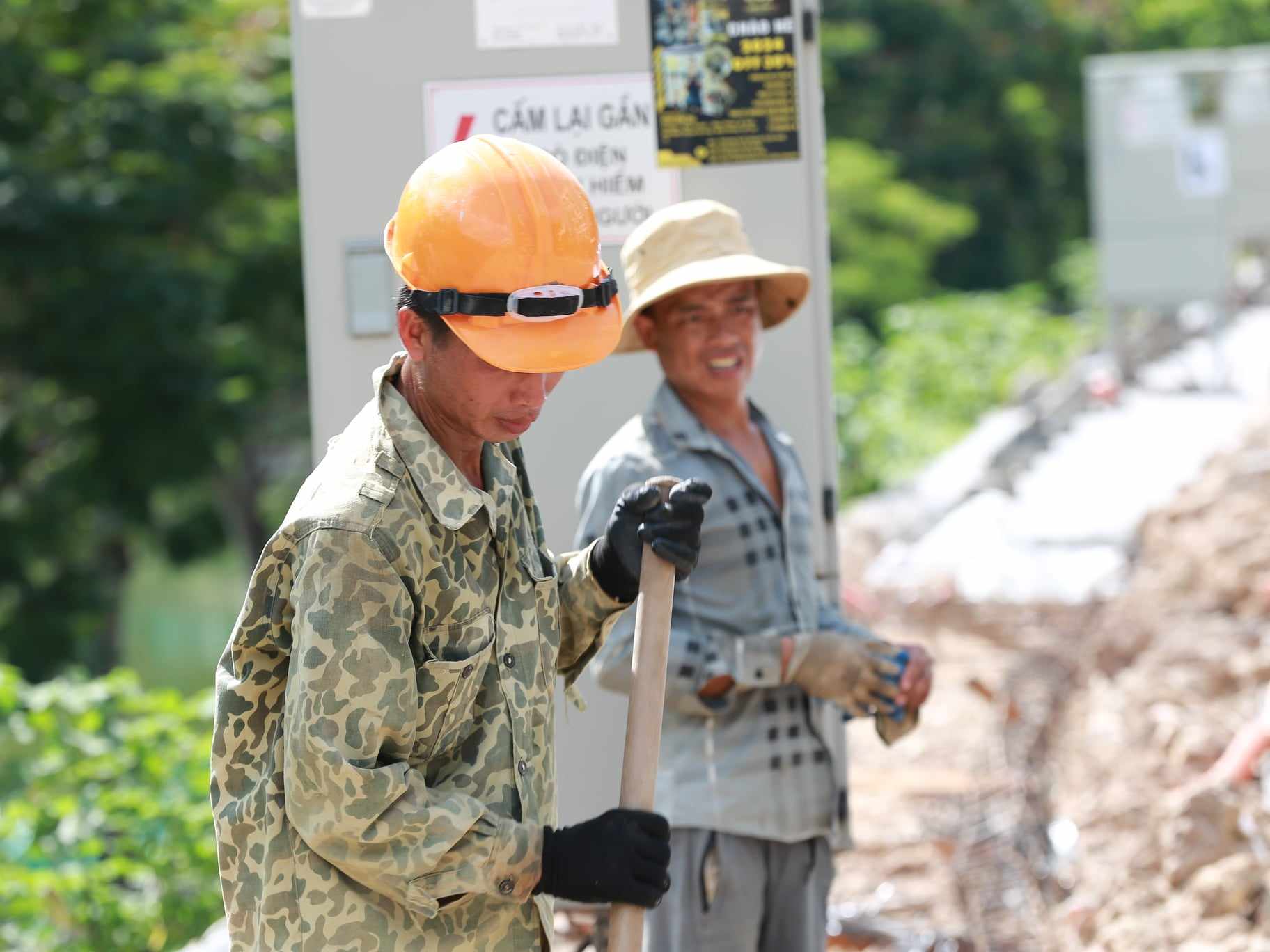 Hà Nội hôm nay nắng như chảo lửa, người lao động nhọc nhằn mưu sinh dưới cái nóng oi bức ngột ngạt- Ảnh 12.