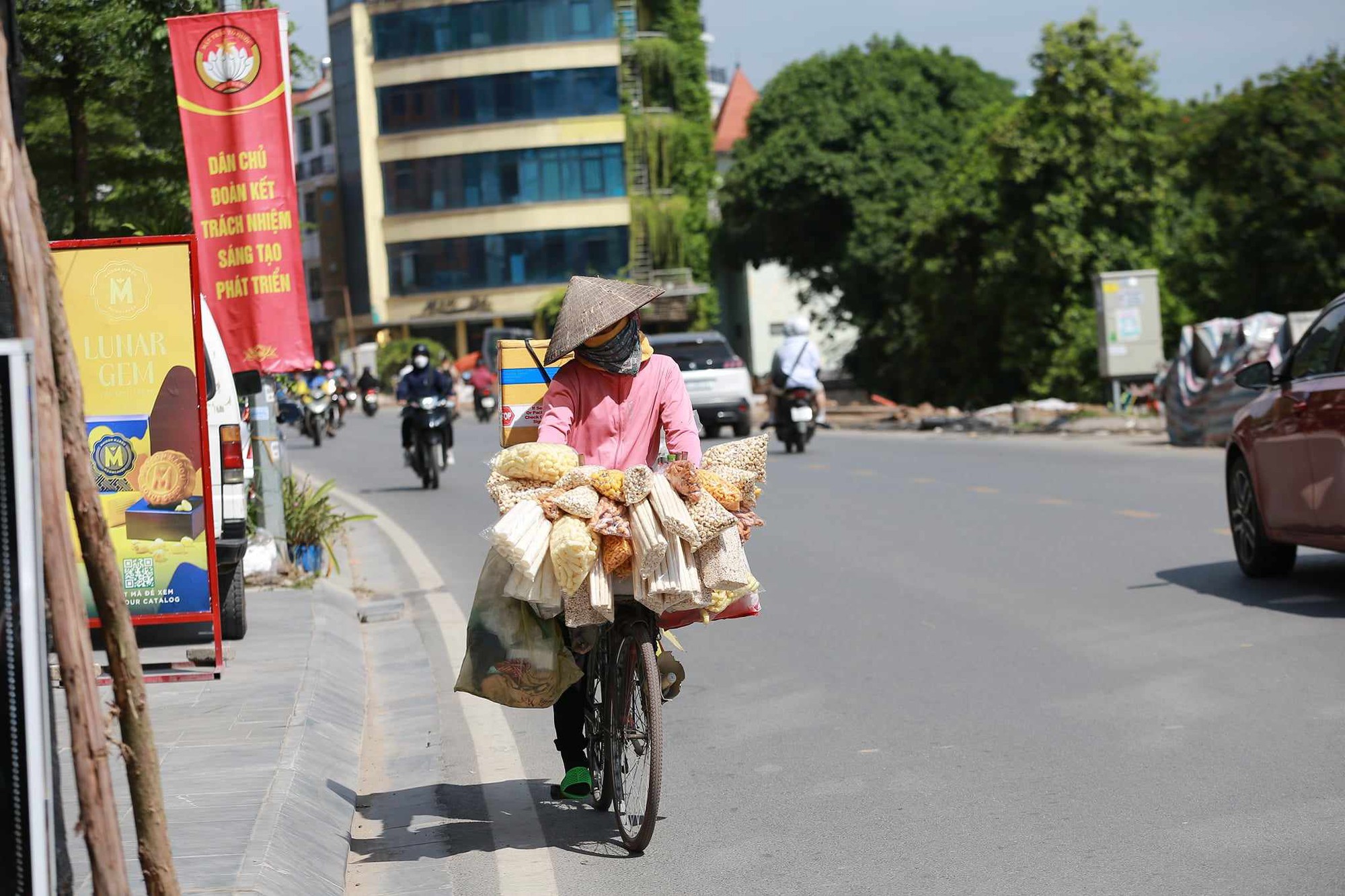 Hà Nội hôm nay nắng như chảo lửa, người lao động nhọc nhằn mưu sinh dưới cái nóng oi bức ngột ngạt- Ảnh 13.