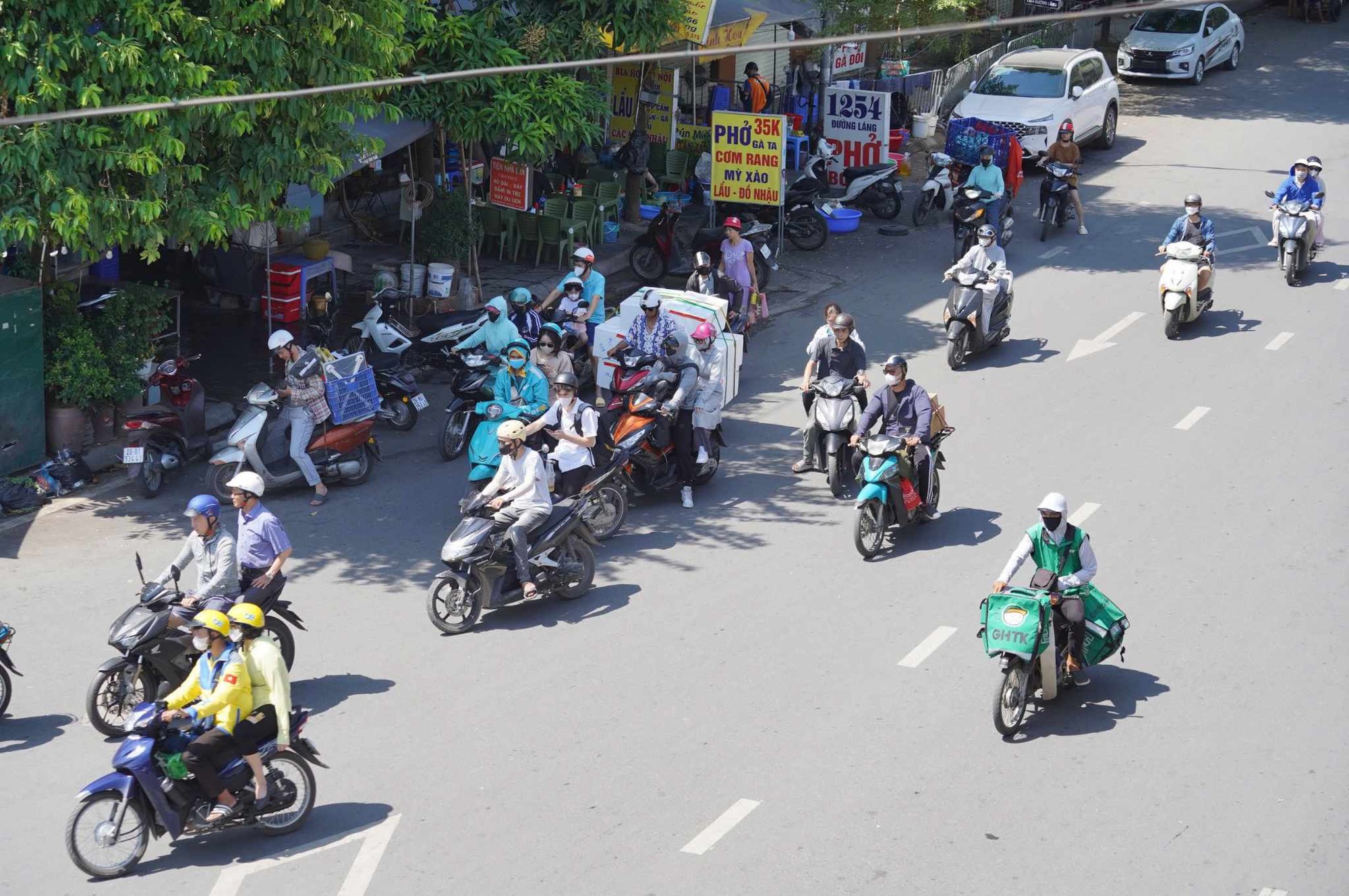 Hà Nội hôm nay nắng như chảo lửa, người lao động nhọc nhằn mưu sinh dưới cái nóng oi bức ngột ngạt- Ảnh 3.