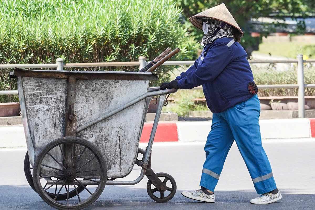 Hà Nội hôm nay nắng như chảo lửa, người lao động nhọc nhằn mưu sinh dưới cái nóng oi bức ngột ngạt- Ảnh 8.