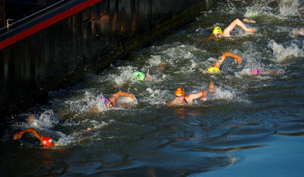 Nữ kình ngư Olympic nôn ọe 9 lần sau khi bơi trên sông Seine, đồng nghiệp giành HCV tỉnh bơ: Tôi uống luôn cả nước sông- Ảnh 2.