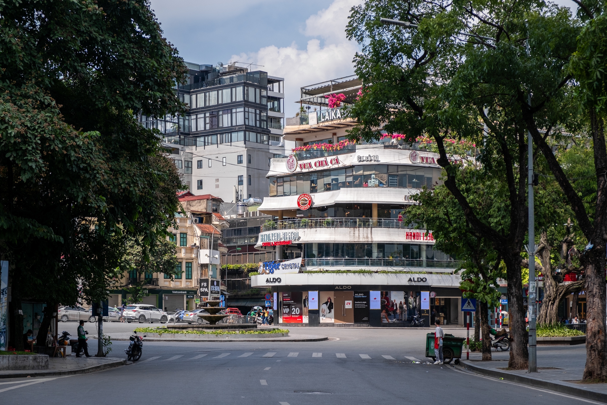 Chùm ảnh: Ngày cuối tuần nhưng phố đi bộ Hà Nội không thấy người, chỉ thấy nóng!- Ảnh 2.