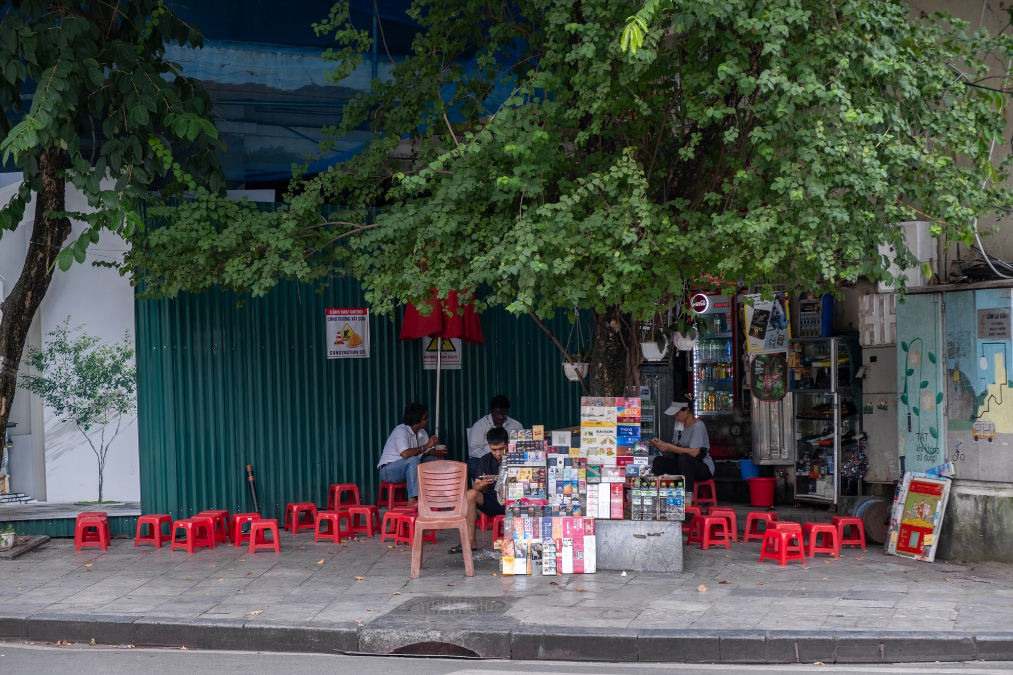 Chùm ảnh: Ngày cuối tuần nhưng phố đi bộ Hà Nội không thấy người, chỉ thấy nóng!- Ảnh 16.