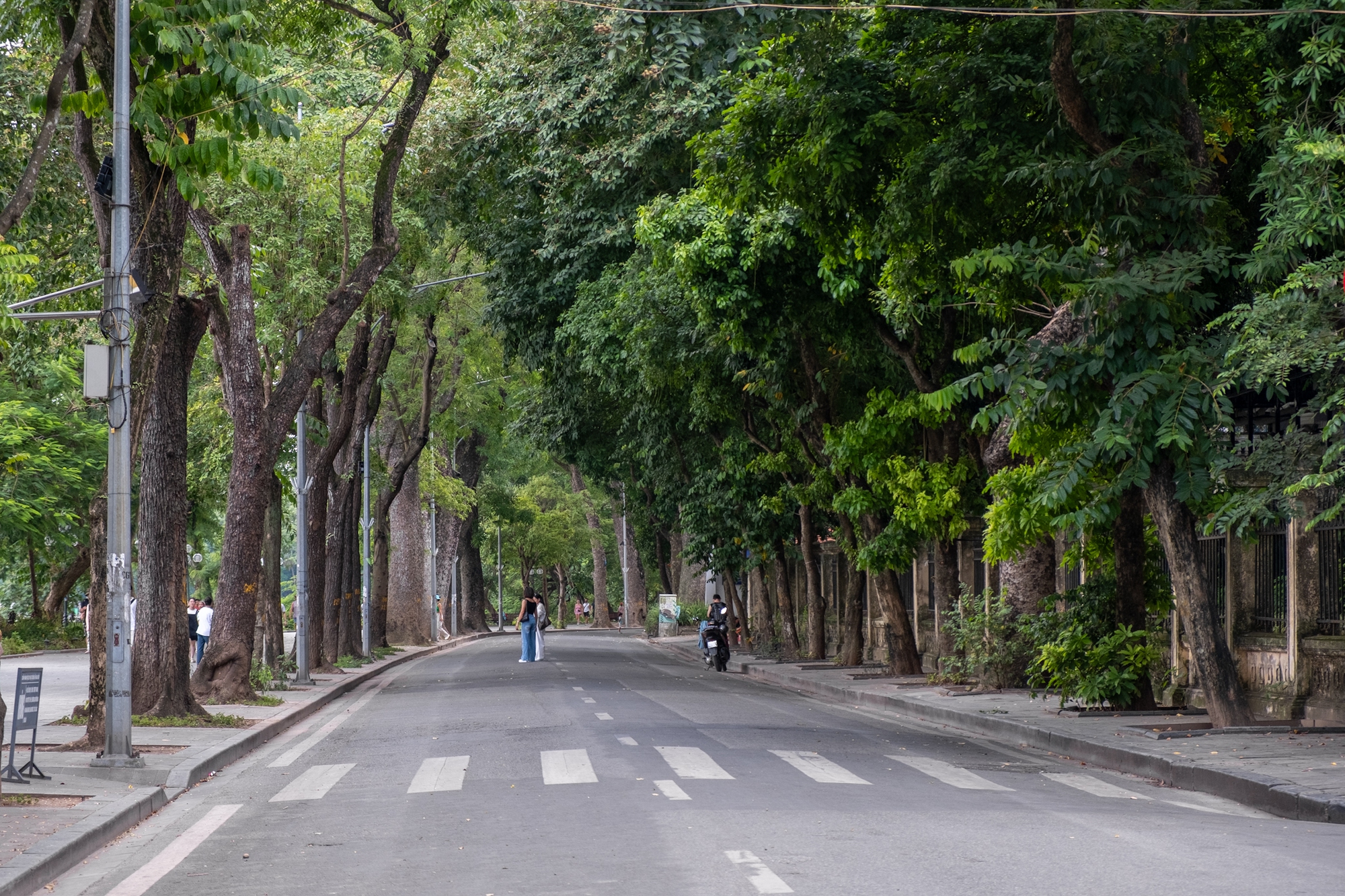 Chùm ảnh: Ngày cuối tuần nhưng phố đi bộ Hà Nội không thấy người, chỉ thấy nóng!- Ảnh 10.