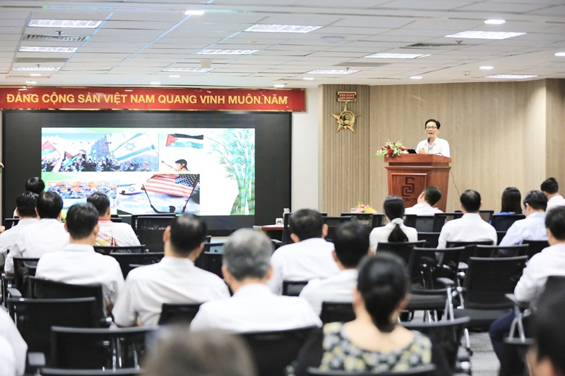 + Hình 3: Phó Trưởng Phòng Tuyên truyền - Nghiên cứu Dư luận xã hội Ban Tuyên giáo Thành ủy Vương Kiến Quốc báo cáo chuyên đề tác phẩm 