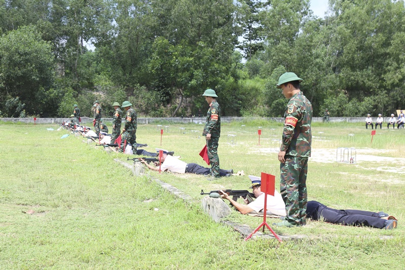 Nam QNCN thực hành bài bắn súng tiểu liên AK.